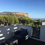W * Cassis